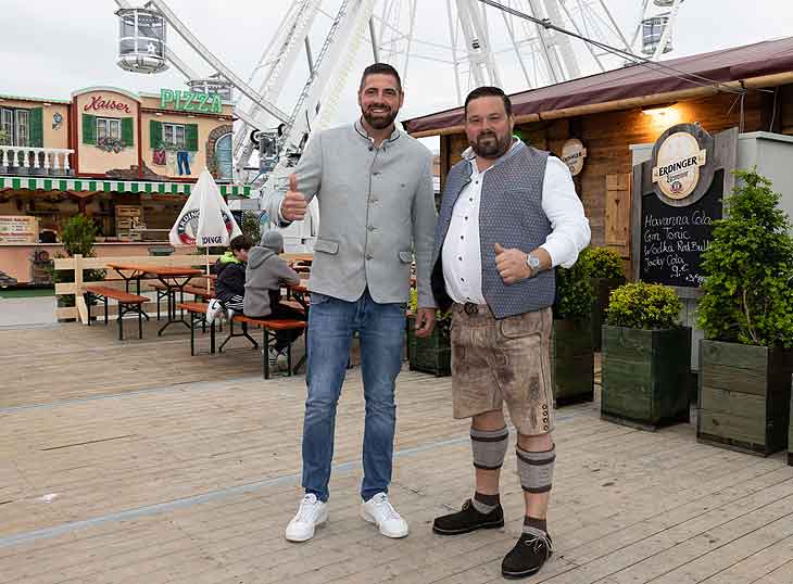 Veranstalter Tobias Martl (li.) betreibt zusammen mit Oliver Krems (re.) den Biergarten beim 2. Frühlingsfest in Erding (©Foto: Stefan Rescher)